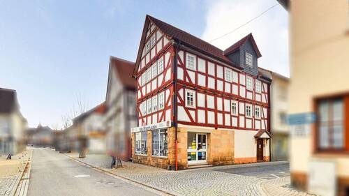 Ansicht von der Straße - 5 Zimmer Mehrfamilienhaus, Wohnhaus zum Kaufen in Neustadt