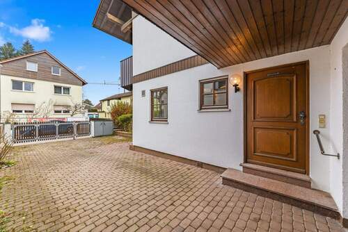 Hauseingang - 6 Zimmer Doppelhaushälfte zum Kaufen in München