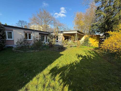 Hausansicht Garten - Einfamilienhaus Bungalow mit 142 m² Wfl.+ 90 m² Nfl. auf 650 m² großem Grundstück in ruhiger Lage!