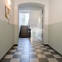 Helles Treppenhaus mit Fahrrad - 