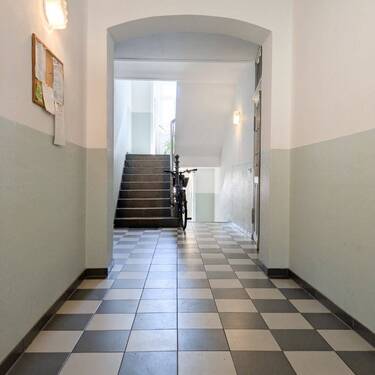 Helles Treppenhaus mit Fahrrad - 