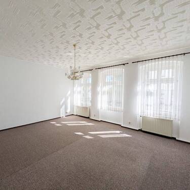 Helles Wohnzimmer - Großzügige 3-Raum-Eigentumswohnung mit Einbauküche im Stadtzentrum