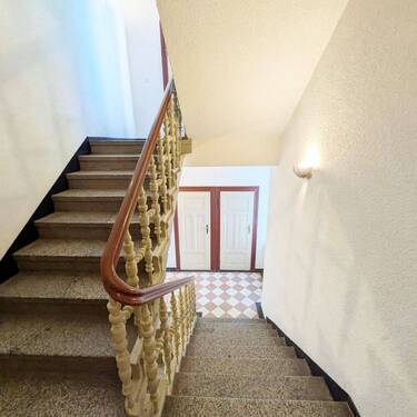 Treppenhaus mit Holzgeländer - 3 Zimmer Etagenwohnung in Görlitz