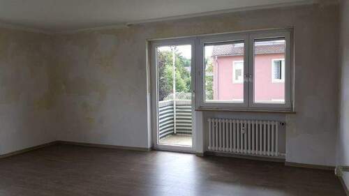 Wohnzimmer mit Balkon - 