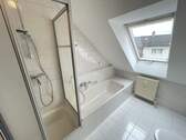 ... Dusche und Badewanne - 