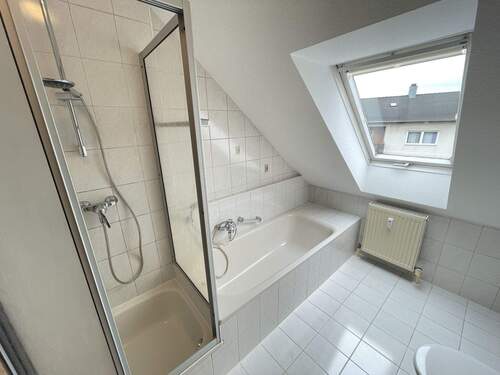 ... Dusche und Badewanne - 