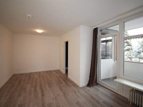 Wohnbereich mit Balkonausgang - 1 Zimmer Etagenwohnung in Ahrensburg