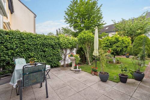 Terrasse mit Blick in den Garten - 