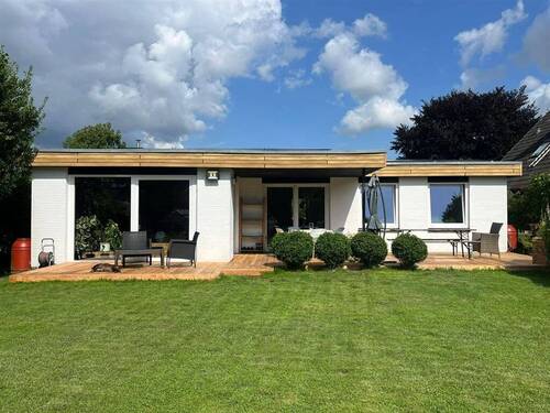 Westseite - Sehestedt, energetisch fast autark Moderner Bungalow auf großem Grundstück