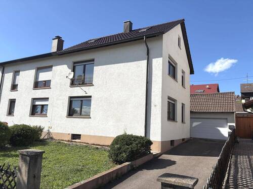 Hausansicht - Charmante Doppelhaushälfte mit Ausbaureserve und großzügiger Garage!