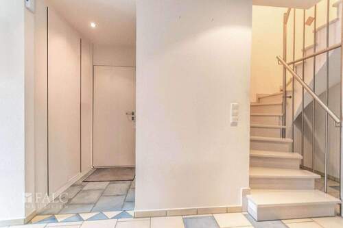 Garagenzugang u. Treppe - (KI generiert) - 