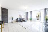 Geräumiges helles Wohnzimmer - PROVISIONSFREI: Barrierefreie renovierte Wohnung in Bestlage Höchberg- Würzburg. Sofort frei.