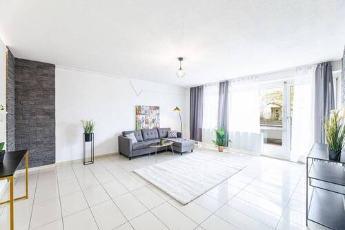 Geräumiges helles Wohnzimmer - PROVISIONSFREI: Barrierefreie renovierte Wohnung in Bestlage Höchberg- Würzburg. Sofort frei.