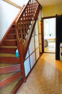 Flur mit Treppenhaus - 