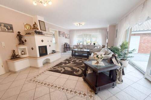 Wohnzimmer - 7 Zimmer Mehrfamilienhaus, Wohnhaus in Schwarzenbek