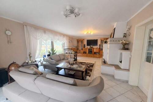 Wohnzimmer - Mehrfamilienhaus, Wohnhaus mit 180,10 m&sup2; in Schwarzenbek zum Kaufen