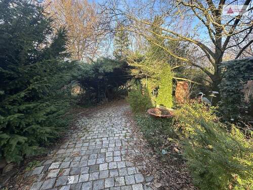 Zufahrt zum alten Wohnhaus - Grundstück zum Kaufen in Schkeuditz / Hayna