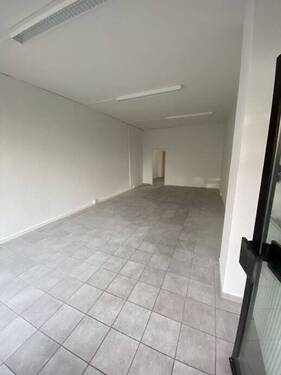 Verkaufsraum von der Eingangstür aus - 1 Zimmer Gewerbeobjekt (Büro, Produktion, Verkauf) zur Miete in Wolfenbüttel