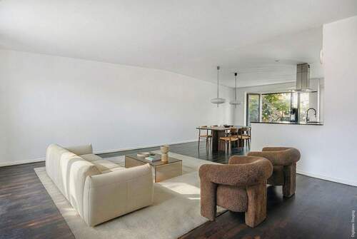 Wohnbereich mit Blick zum Koch- und Essbereich - 