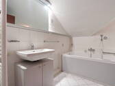 Bad mit Wanne - 