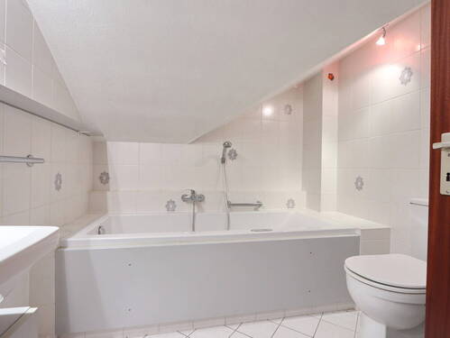 Bad mit Wanne 2 - 