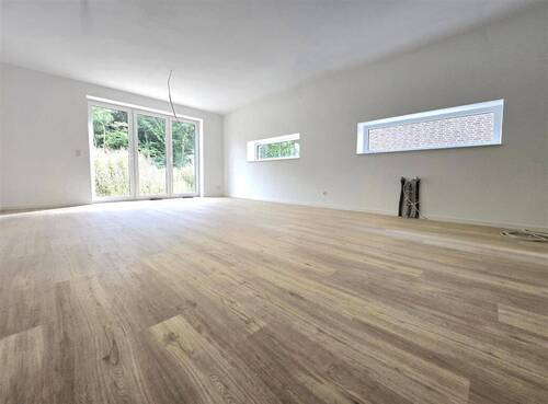 Wohnzimmer mit Blick auf den Wald - 6 Zimmer Doppelhaushälfte zum Kaufen in Kayhude