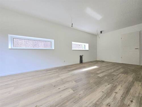 offene Küche Fenster zw. Arbeitslatte und Schränke - 6 Zimmer Doppelhaushälfte in Kayhude