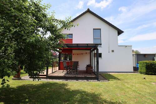 Hausansicht mit Wintergarten - 