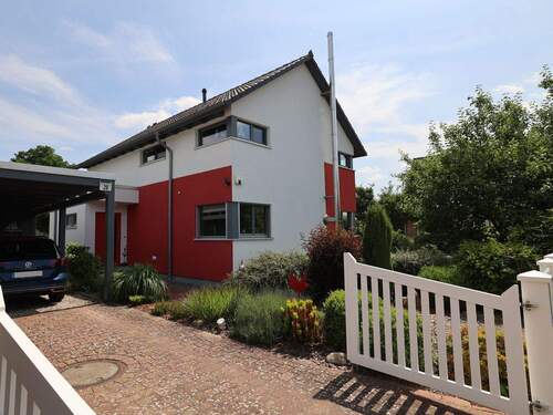Großzügiger Eingangsbreich mit Carport - Stilvolles KfW-75-Haus mit Wintergarten in familienfreundlicher Lage