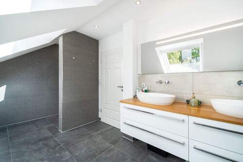 DG Badezimmer mit Dusche - 