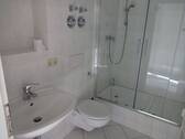 Bad mit Dusche - 