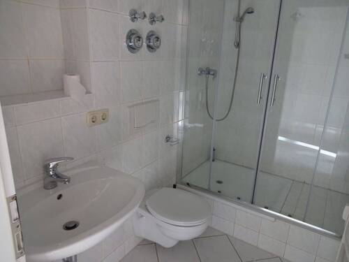 Bad mit Dusche - 