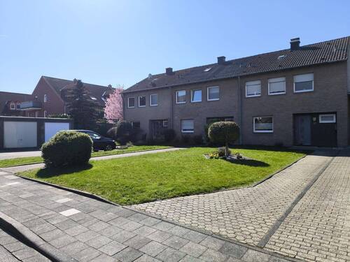 Häuserzeile mit Garagen - 