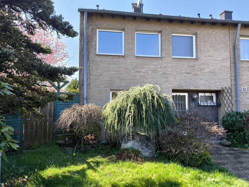 Ansicht Front - Viel Platz zum Spielen und Toben!!! Familienfreundlich, Ausbaureserve !!! Vollkeller, EBK! 2 Pkw-Garagen