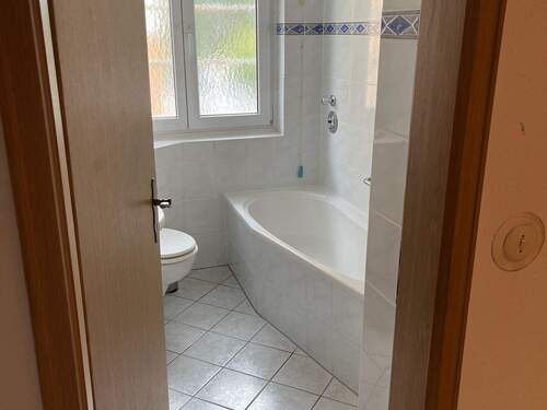 Bad 1.JPG - 3 Zimmer Etagenwohnung zum Kaufen in Singen (Hohentwiel)