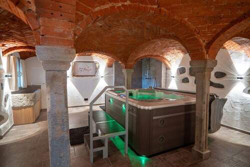 Wellnessbereich mit Whirlpool - 