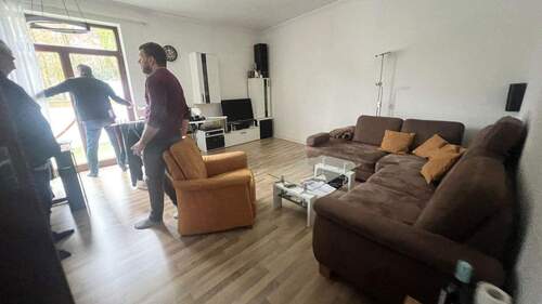 Wohnzimmer + Austritt Terrasse - 