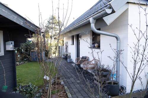 Gemütlicher Gartenweg - 