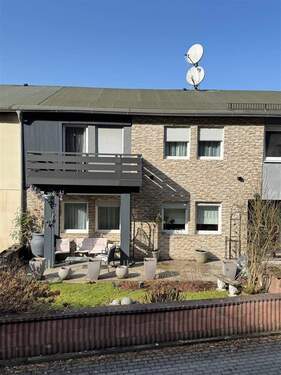 Straßen-Ansicht - Reihenmittelhaus in Olpe-Stachelau! Mit kleinem Garten und Bachlauf!