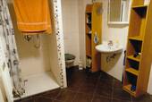 Bad mit Toilette und Dusche - 