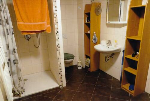 Bad mit Toilette und Dusche - 