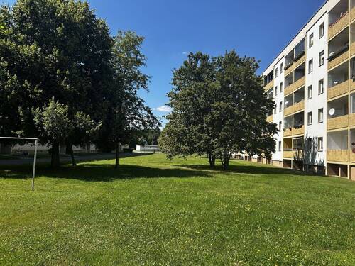 gepflegte Außenanlage - 3 Zimmer Etagenwohnung zur Miete in Zwickau