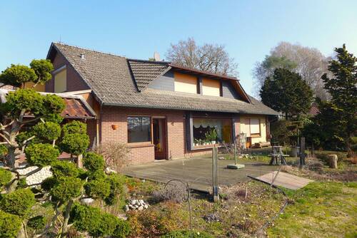 Rückansicht mit offener Terrasse - Ihr Anwesen im Ammerland mit idealen Voraussetzungen für Pferdehaltung