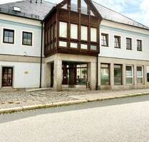 Barrierefreie Gewerberäume in repräsentativer Lage direkt am Markt in Elterlein!!