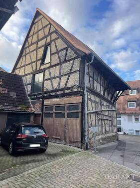 Ansicht Scheune-Stellplätze - * Sehr interessant mit vielen Möglichkeiten * Zentrales Stadthaus mit Scheune und Garage *