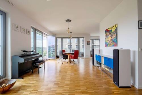 Blick in das Wohnzimmer - 4 Zimmer Etagenwohnung zum Kaufen in Berlin