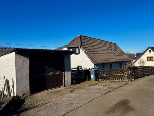 Ansicht Straße mit Garage - 5 Zimmer Einfamilienhaus zum Kaufen in Ellefeld