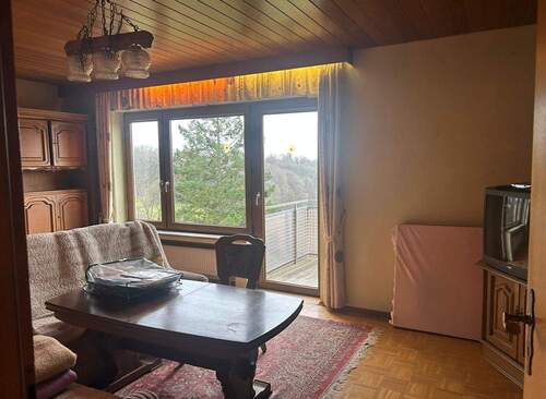 2 Wohnzimmer mit Balkonzugang.jpg - 6 Zimmer Einfamilienhaus in Haßfurt