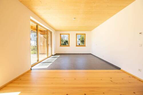 Wohn- und Essbereich - Erstbezug - Stilvolle Gartenwohnung mit großzügigem ca. 90 m² Gartenanteil in idyllischer Ruhelage