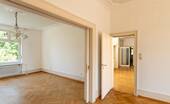 Blick vom Wohnbereich zum Flur im Hochparterre - 